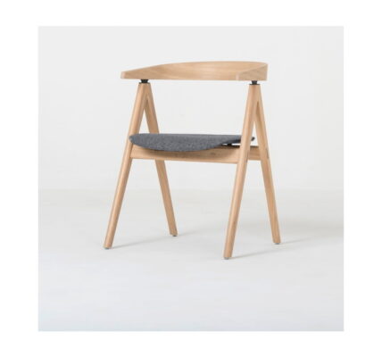 Jedálenská stolička z masívneho dubového dreva so sivým sedadlom Gazzda Ava