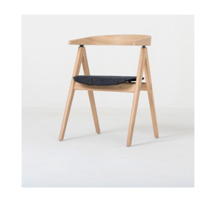 Jedálenská stolička z masívneho dubového dreva s tmavosivým sedadlom Gazzda Ava