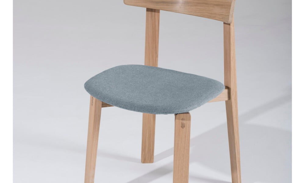 Jedálenská stolička z masívneho dubového dreva s modrosivým sedadlom Gazzda Nora
