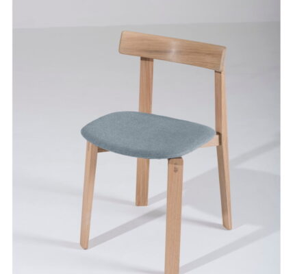 Jedálenská stolička z masívneho dubového dreva s modrosivým sedadlom Gazzda Nora