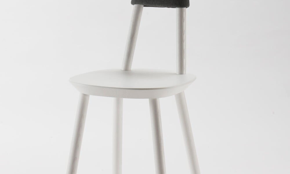 Biela stolička z masívu EMKO Naïve