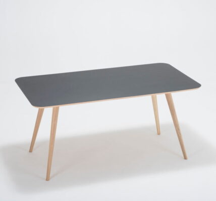 Jedálenský stôl z dubového dreva Gazzda Linn, 160 × 90 × 75 cm