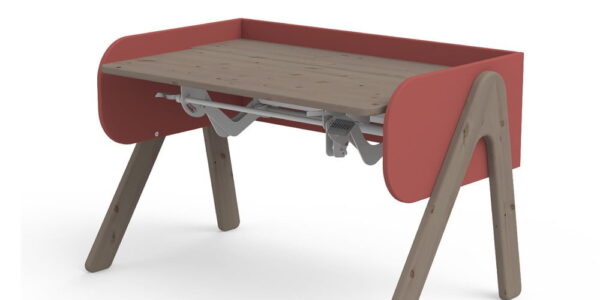 Tmavý hnedo-červený písací stôl z borovicového dreva s nastaviteľnou výškou Flexa Woody