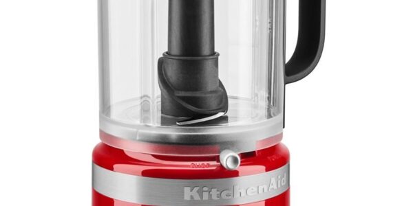 Kuchynský robot KitchenAid 5Kfc0516eer červen… Pracovní mísa o objemu 1,19 l, dvě rychlosti, univerzální nůž z nerezové oceli, šlehací nástavec.