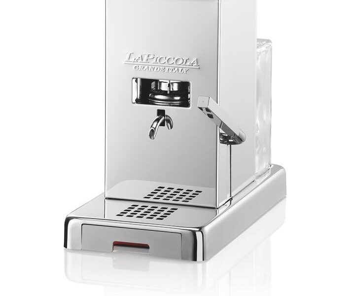 Espresso Lucaffé La Piccola Smart… Pracující na principu podů (35mm), kávovar je vyrobený z nerezu, nádoba na vodu o objemu 1l je vyrobená ze skla.