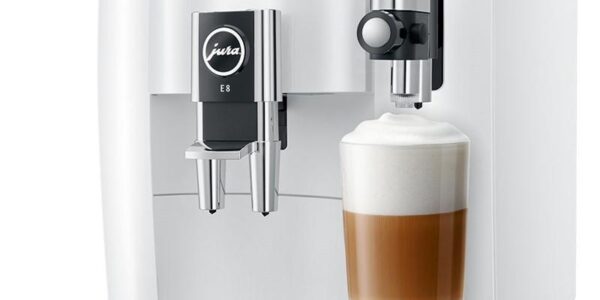 Espresso Jura E8 Piano White… Snadné ovládání s širším výběrem specialit, funkce One-Touch Cappuccino s jedním dotykem, pulzní extrakce (P.E.P.®) op