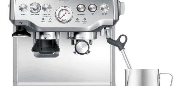 Espresso Sage Bes875bss strieborn… 18 nastavení hrubosti mletí, Automatické i ruční nastavení množství extrahované kávy, Funkce Clean Me, 360° otáči