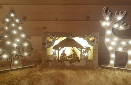 Vianočné drevené vyrezávané svietniky s LED podsvietením