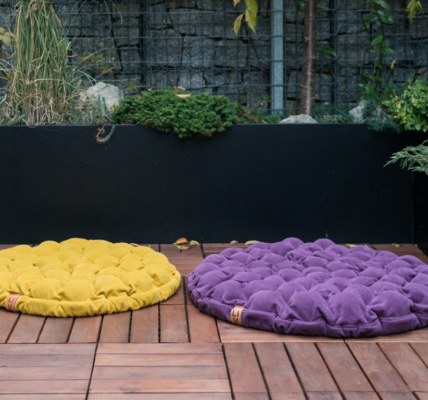LIV Design Okrúhly sedací vankúš BLOOM s masážnymi loptičkami Zvoľte farbu: Sivá, Rozmer: priemer 65 cm